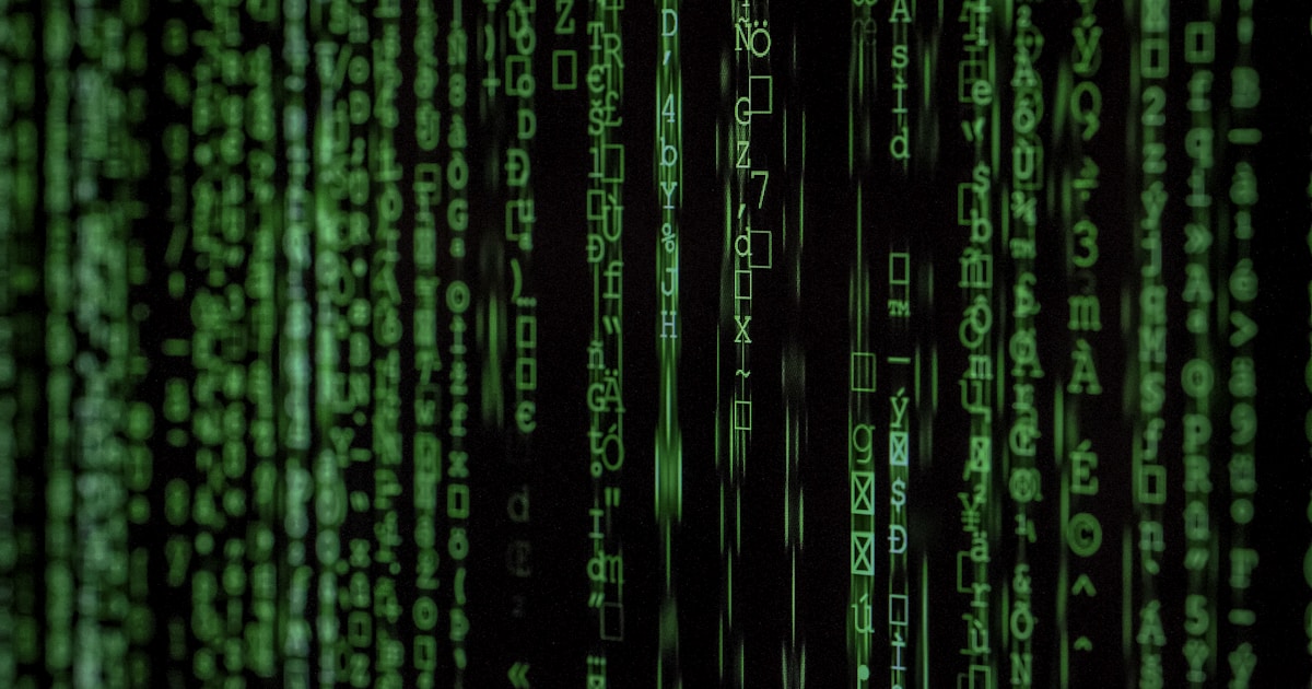 Código de programação em tela verde representando inteligência artificial