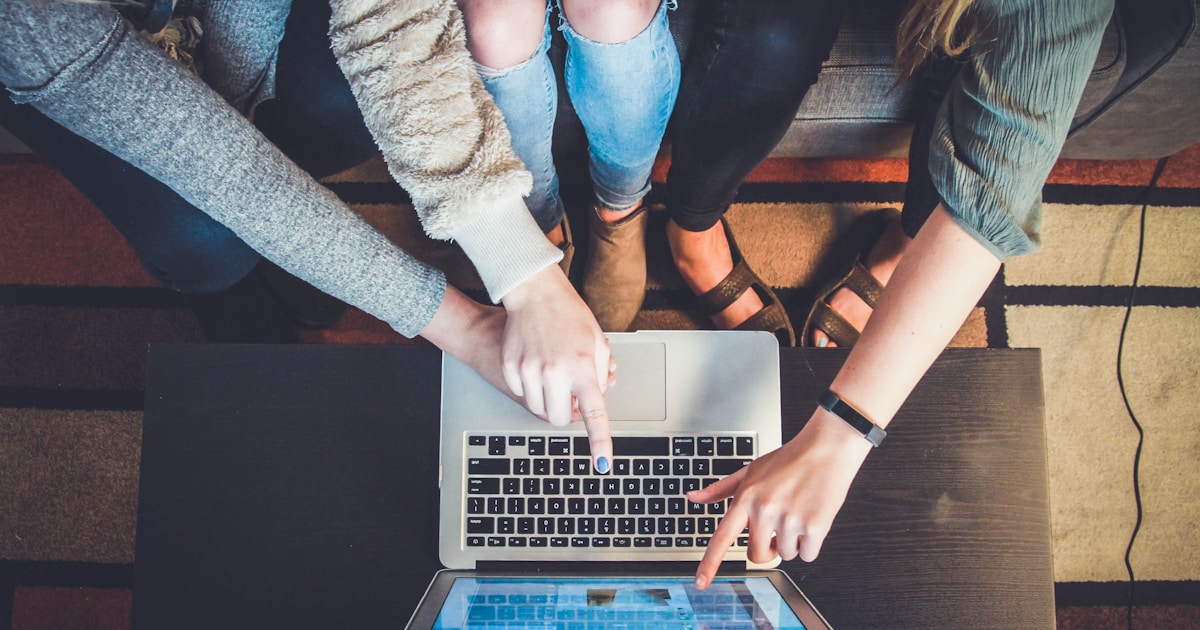 Laptop com telas de redes sociais e dashboard de métricas abertas