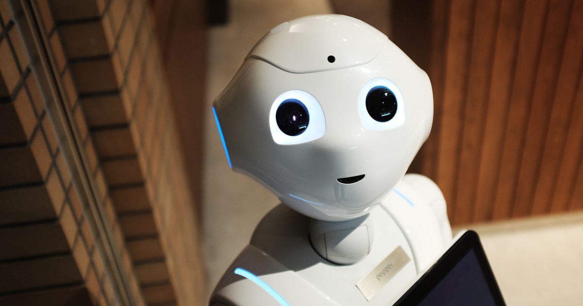 Robô e dispositivos tecnológicos representando inteligência artificial