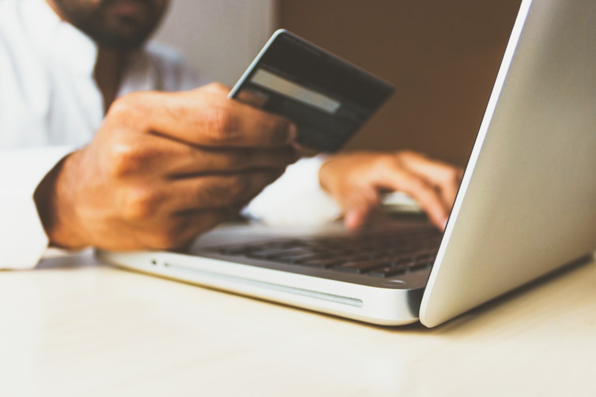 Empresário analisando conversões do site para aumentar vendas