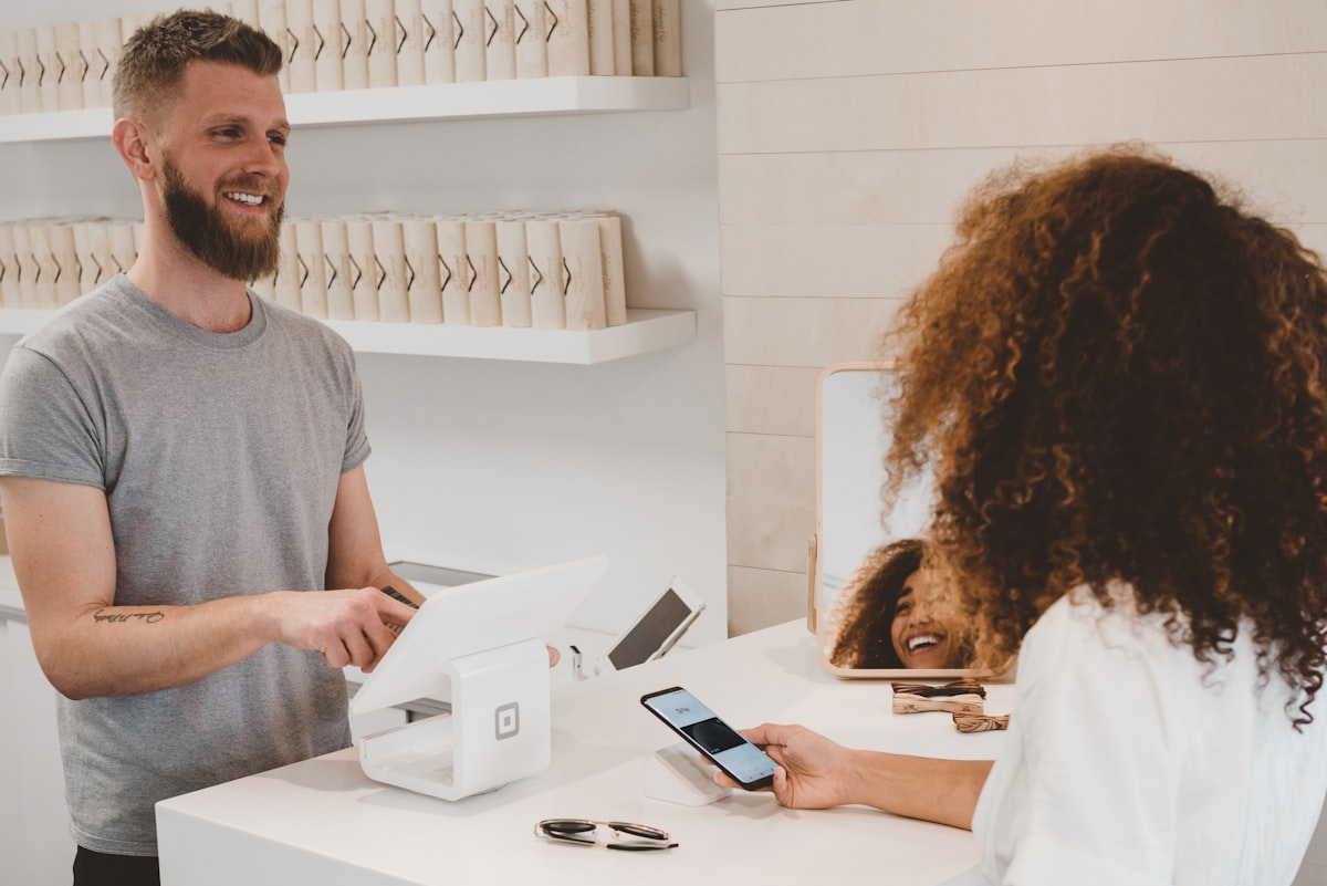 Profissional de serviços consultando cliente