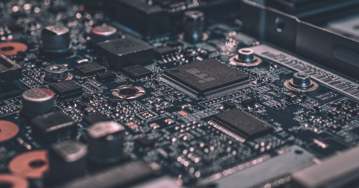 Placa-mãe de computador e componentes eletrônicos representando automação