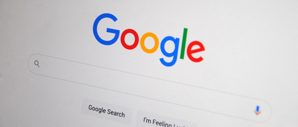 Designer trabalhando na criação de uma landing page de alta conversão