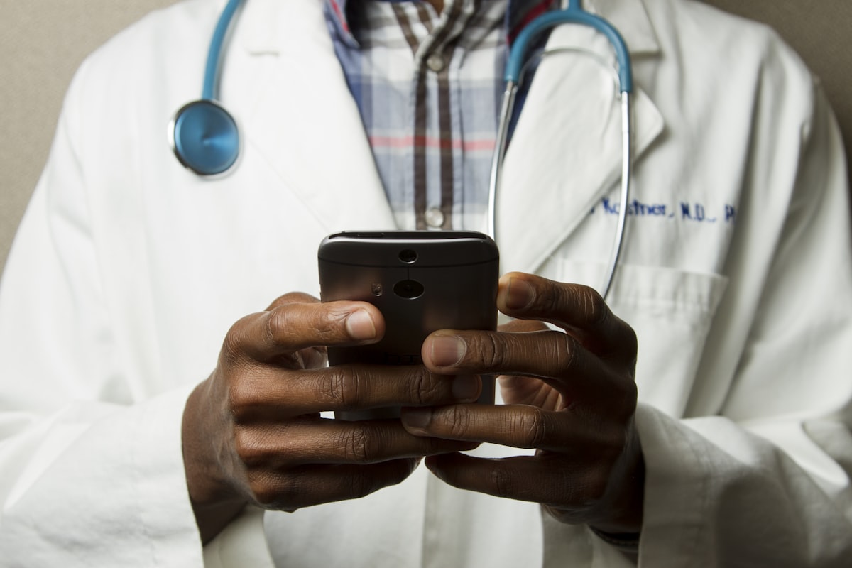 Clínica médica moderna com recepção organizada