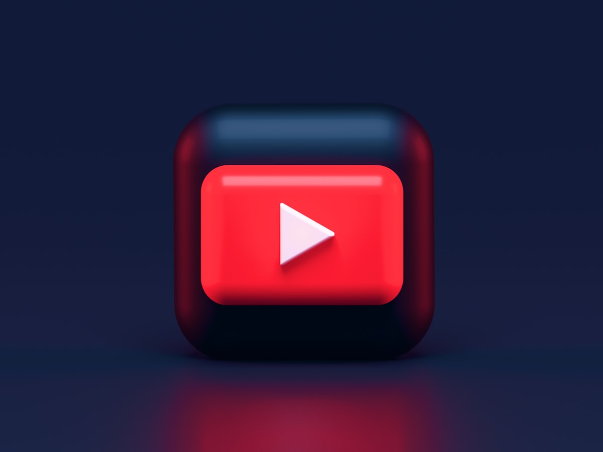 Empresário gravando vídeo no YouTube para atrair clientes