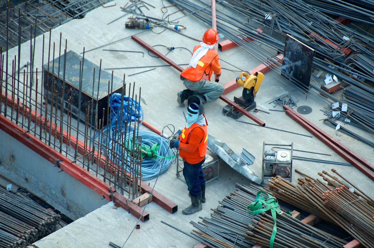 Obra de construção civil com empresa captando clientes online