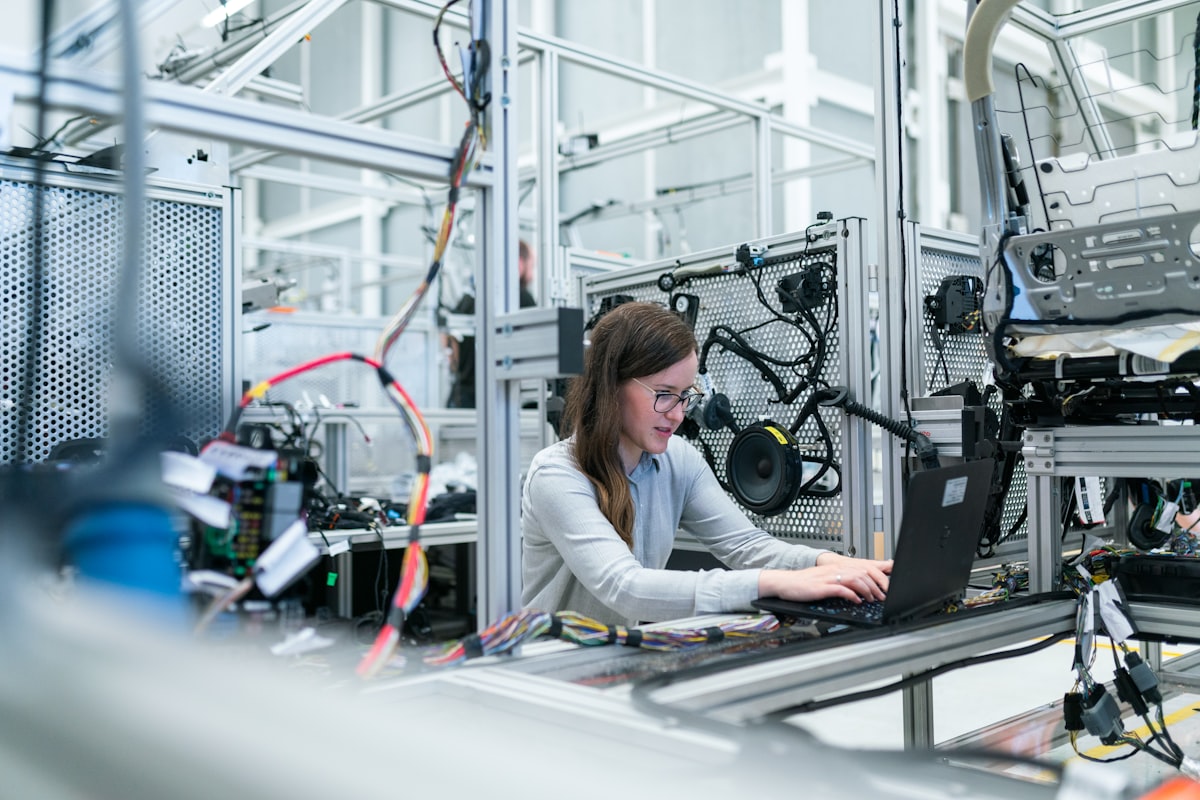 Fábrica industrial no ABC Paulista com trabalhadores usando tecnologia digital
